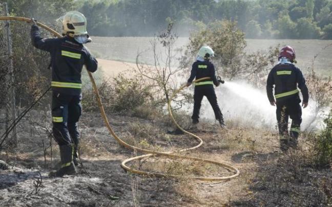 Bomberos forales apagan los rescoldos de un incendio forestal. Bomberos forales apagan los rescoldos de un incendio forestal.