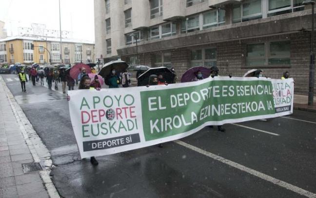 Manifestación para pedir el regreso del deporte escolar tras diez meses de suspensión como medida preventiva para evitar contagios de coronavirus celebrada en enero de 2021 Manifestación para pedir el regreso del deporte escolar tras diez meses de suspensión como medida preventiva para evitar contagios de coronavirus celebrada en enero de 2021