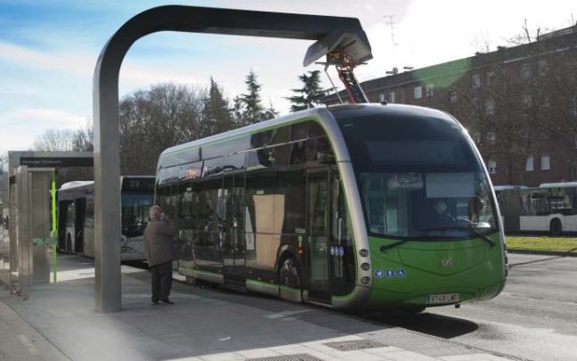 Un vehículo, cargándose en la unidad de carga rápida del Bus Eléctrico Inteligente (BEI).