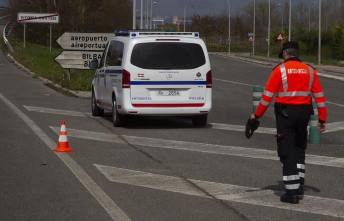 Control de la Ertzaintza en una carretera.