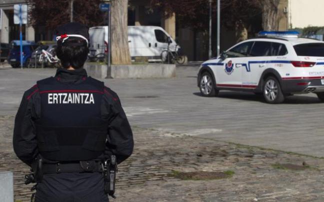 Un agente de la Ertzaintza ajeno a la información patrullando Un agente de la Ertzaintza ajeno a la información patrullando