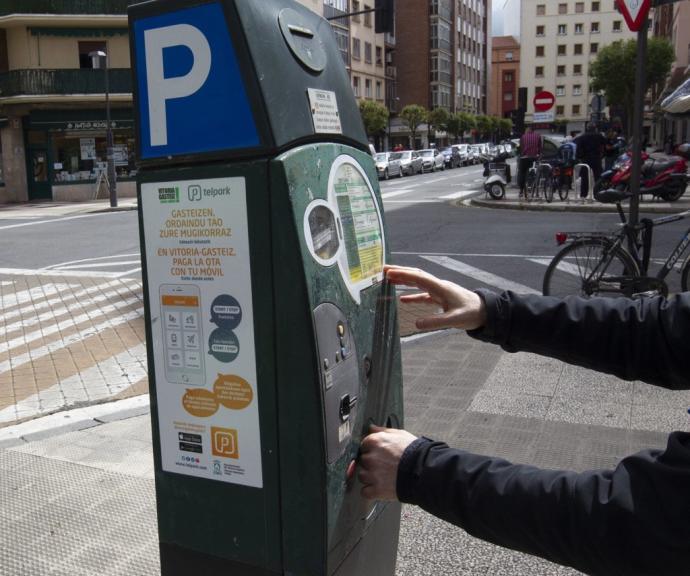 Un ciudadano sacando la OTA