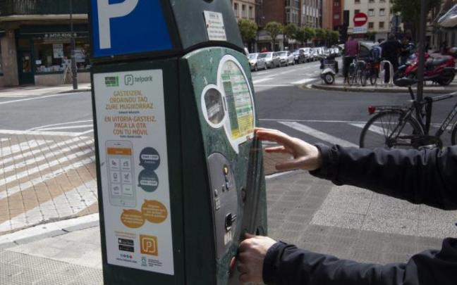 Un ciudadano sacando la OTA