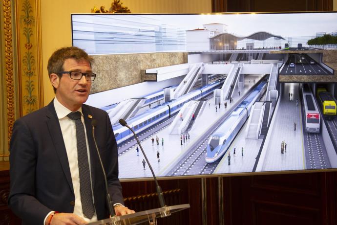 El alcalde Gorka Urtaran en 2019 durante la presentación del proyecto de entrada soterrada del tren a Vitoria