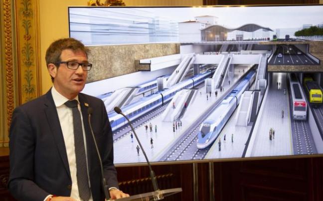 El alcalde Gorka Urtaran en 2019 durante la presentación del proyecto de entrada soterrada del tren a Vitoria El alcalde Gorka Urtaran en 2019 durante la presentación del proyecto de entrada soterrada del tren a Vitoria