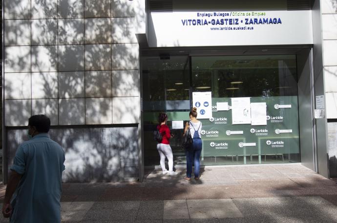 oficina de Lanbide en el barrio de Zaramaga,