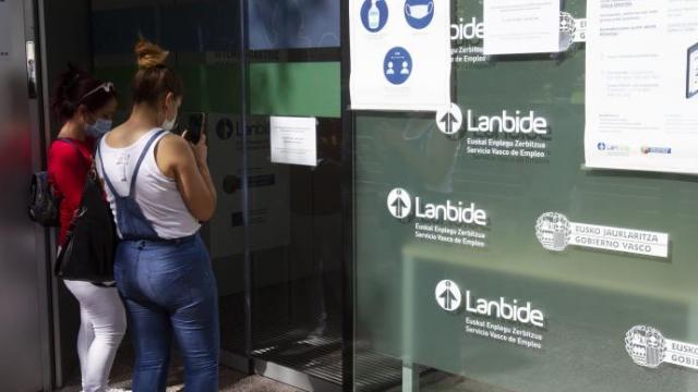 El número de parados en Euskadi desciende en 1.063 personas en octubre