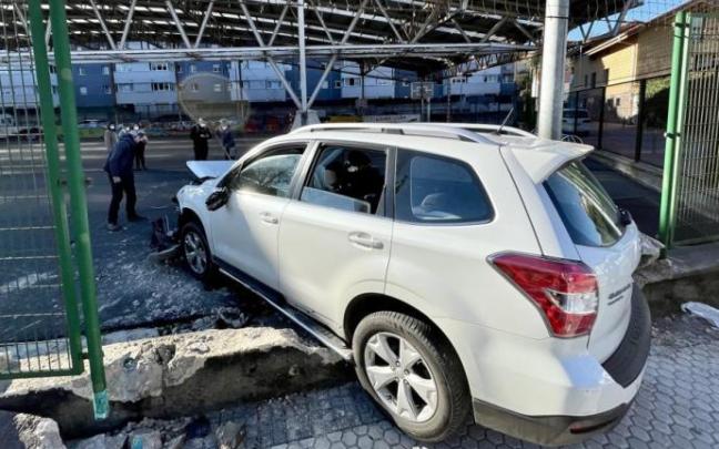 Imagen del vehículo que acabó en el patio de la ikastola de Martutene.