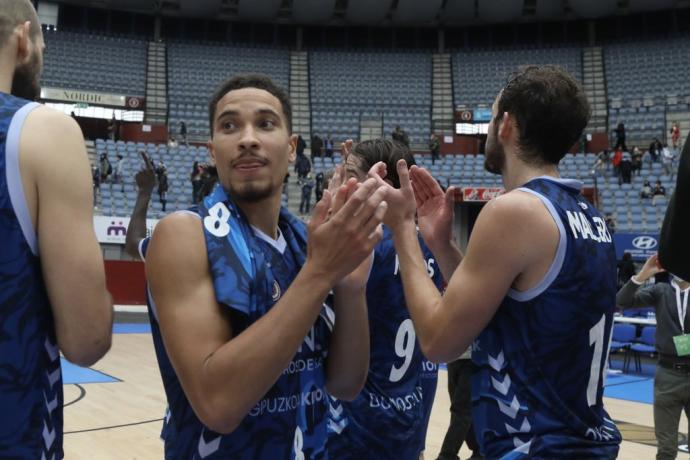 Los jugadores del GBC celebran el triunfo logrado en Illunbe.