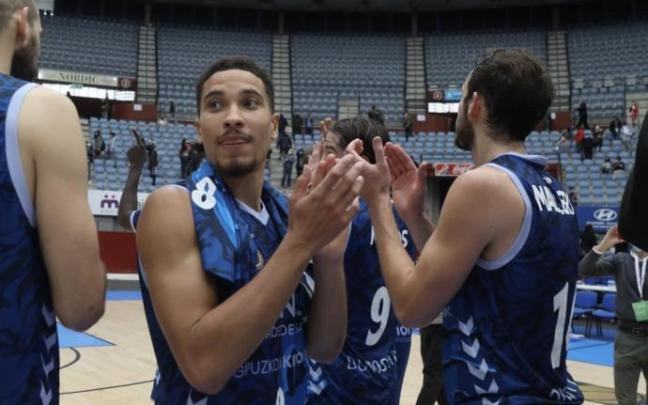 Los jugadores del GBC celebran el triunfo logrado en Illunbe. Los jugadores del GBC celebran el triunfo logrado en Illunbe.