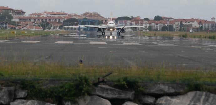 Un avión en la pista del aeropuerto de Hondarribia