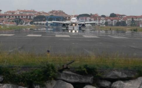 Un avión en la pista del aeropuerto de Hondarribia Un avión en la pista del aeropuerto de Hondarribia