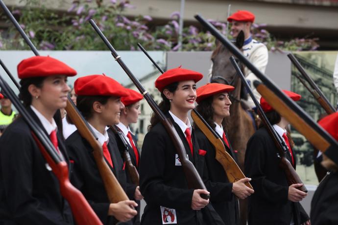 Participantes en el Alarde mixto, en las fiestas de 2019