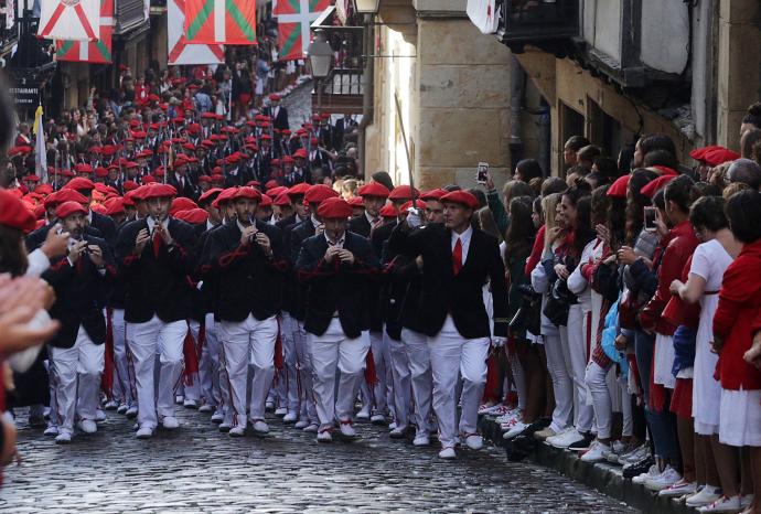 Alarde tradicional desfilando por Hondarribia.