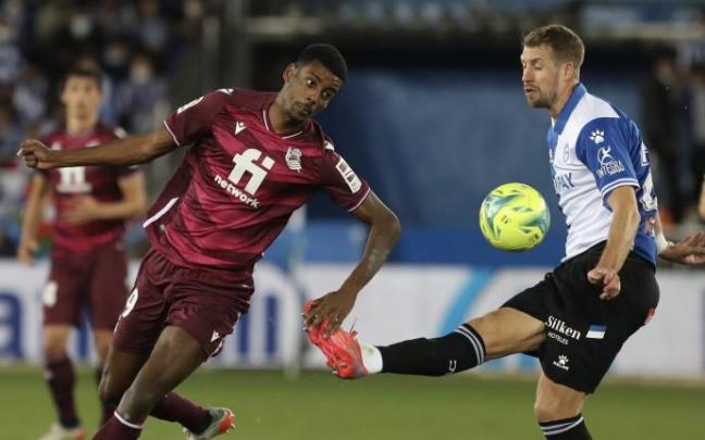 Alexander Isak trata de escapar de una de las faltas locales. Javi Colmenero