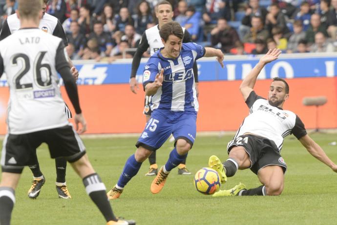 Bojan jugó en el Deportivo Alavés en la temporada 2017-2018 con un discreto paso por Mendizorroza