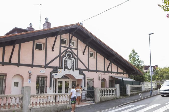 Fachada del albergue de La Sirena, en Ondarreta.