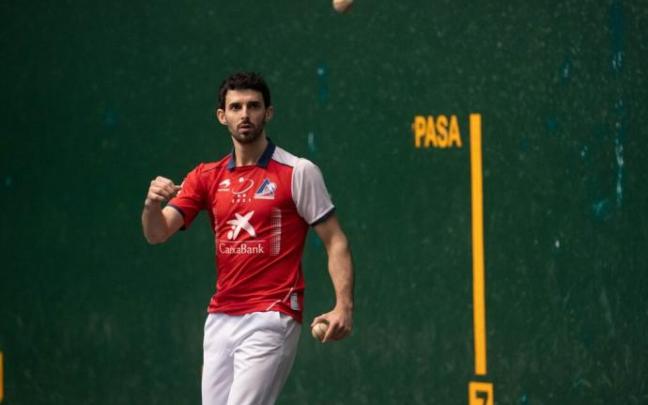 Jokin Altuna, en el frontón Atano III de San Sebastián.