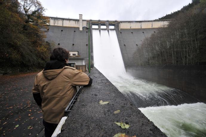 La alternativa del canal bajo del Añarbe que une los diez kilómetros que separan el embalse y la potabilizadora de Petritegi lleva 20 años de espera y deterioro.