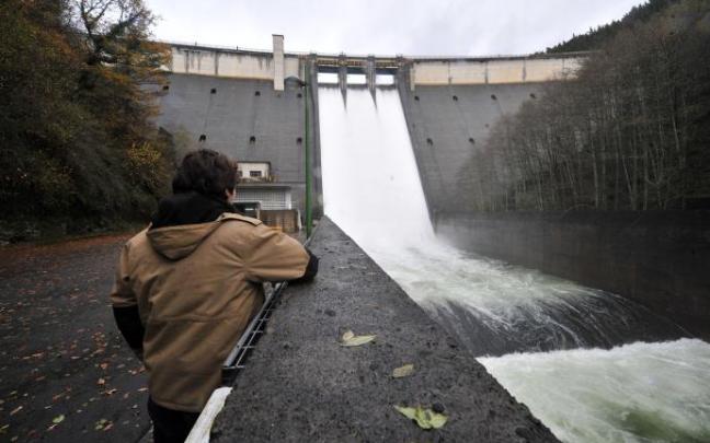 La alternativa del canal bajo del Añarbe que une los diez kilómetros que separan el embalse y la potabilizadora de Petritegi lleva 20 años de espera y deterioro. La alternativa del canal bajo del Añarbe que une los diez kilómetros que separan el embalse y la potabilizadora de Petritegi lleva 20 años de espera y deterioro.