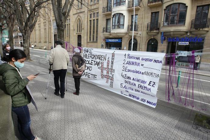 Concentración antiabortista frente a la clínica Askabide de Donostia