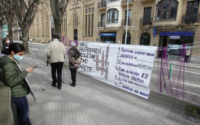 Concentración antiabortista frente a la clínica Askabide de Donostia