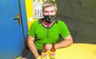 Ander Barrenetxea con su creación, la sidra con lúpulo Iparla. Ander Barrenetxea con su creación, la sidra con lúpulo Iparla.
