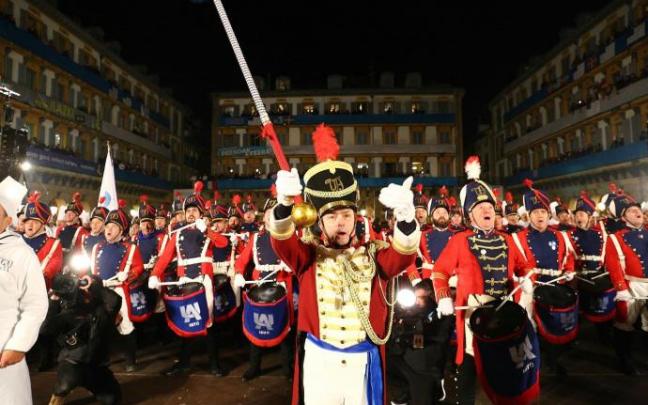 Arriada de la Tamborrada 2020 en la plaza de la Constitución.