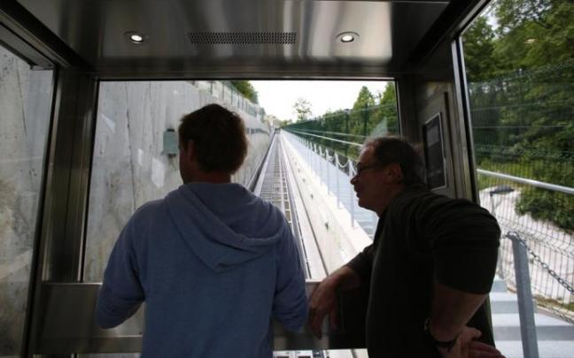 Dos personas en el interior de la cabina de Morlans.