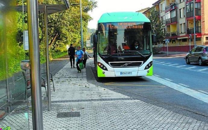 Parada del autobús, a la entrada del municipio.