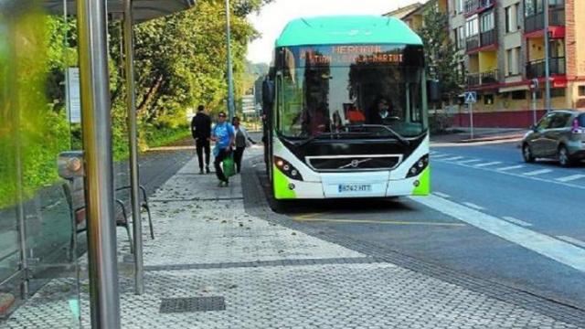 Parada del autobús, a la entrada del municipio.