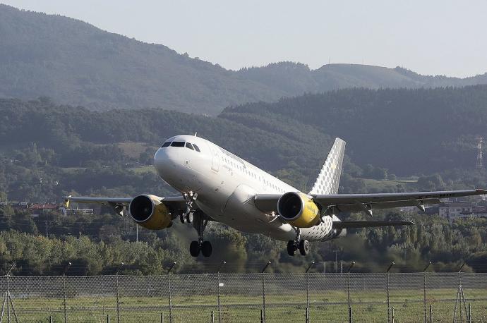 Un avión de Vueling opera en el aeropuerto de Hondarribia.