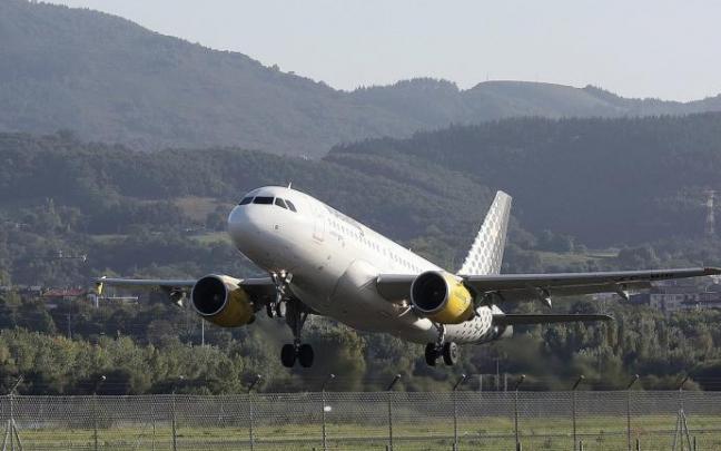 Un avión de Vueling opera en el aeropuerto de Hondarribia. Un avión de Vueling opera en el aeropuerto de Hondarribia.
