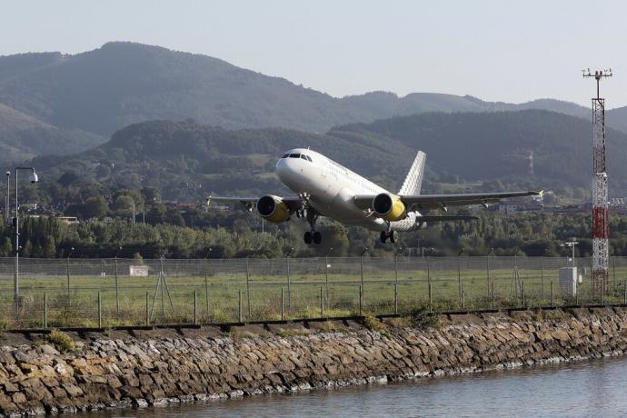 Un avión de Vueling despega desde el aeropuerto de Hondarribia.