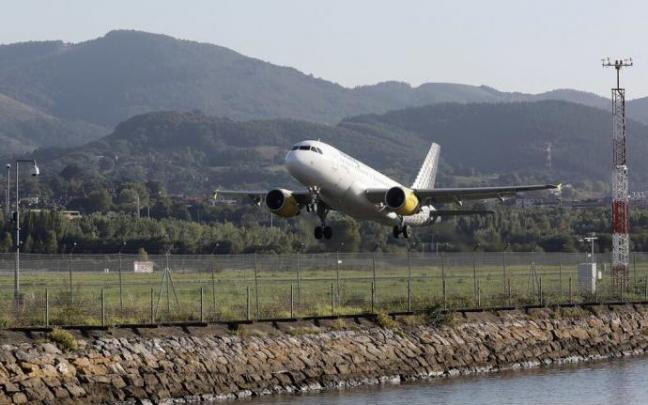Un avión de Vueling despega desde el aeropuerto de Hondarribia. Un avión de Vueling despega desde el aeropuerto de Hondarribia.