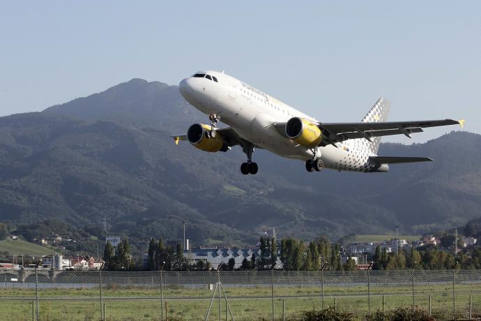 Un avión de Vueling despega desde Hondarribia.