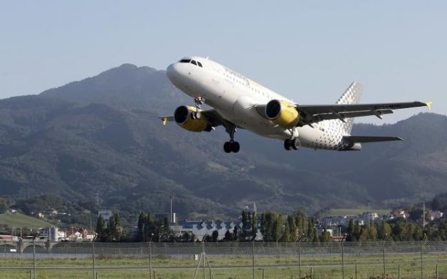 Un avión de Vueling despega desde Hondarribia.