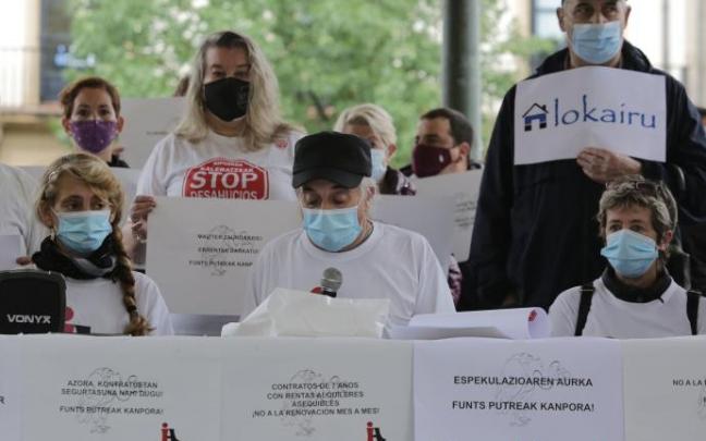 Una de las ruedas de prensa anteriores donde han denunciado las presiones de Azora para subir el alquiler a los vecinos de Ategorrieta con contratos vencidos