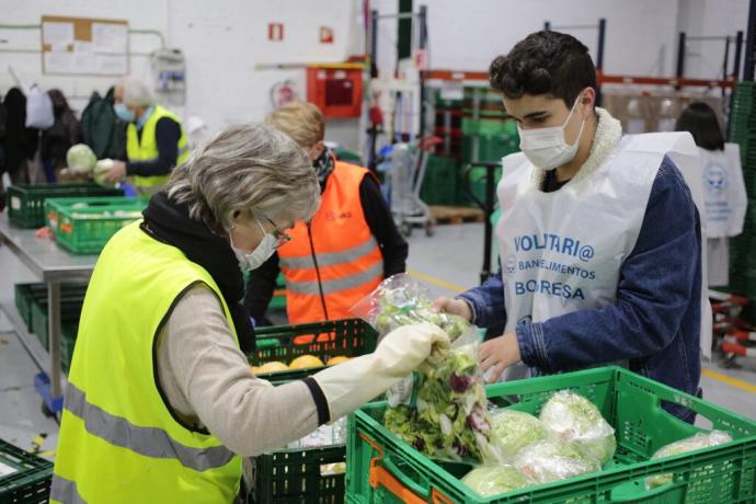 Voluntarios del Banco de Alimentos, trabajando en el almacén de la asociación en Oiartzun