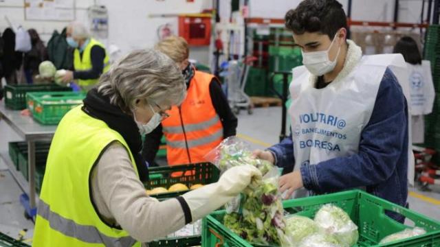 Voluntarios trabajando en el almacén del Banco de Alimentos
