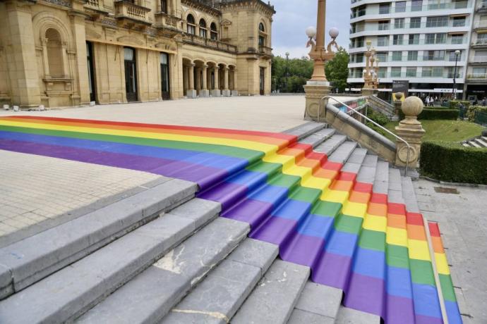 La bandera LGTBI en la escalera de acceso al Ayuntamiento de Donostia por el acceso de Alderdi Eder.