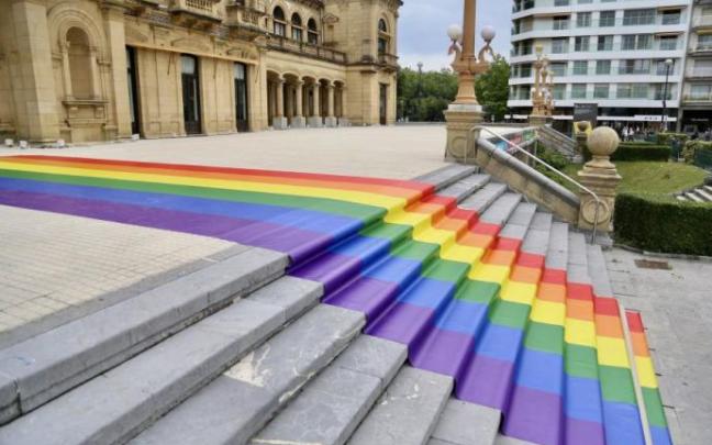 La bandera LGTBI en la escalera de acceso al Ayuntamiento de Donostia por el acceso de Alderdi Eder.