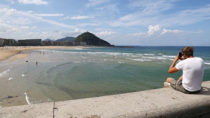 La playa de la Zurriola el miércoles, con bandera roja, después de que en la zona de Sagües una veintena de bañistas salieron del agua con picores.