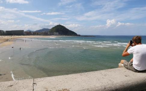 La playa de la Zurriola el miércoles, con bandera roja, después de que en la zona de Sagües una veintena de bañistas salieron del agua con picores. La playa de la Zurriola el miércoles, con bandera roja, después de que en la zona de Sagües una veintena de bañistas salieron del agua con picores.