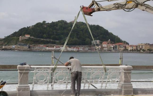 Un operario coloca uno de los 38 nuevos tramos de barandilla, este jueves.