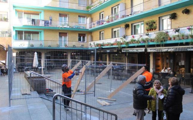 Unos operarios instalan este viernes las vallas en la plaza del Pilar o Barren Plaza.