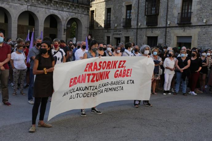 Concentración por la agresión que sufrió una joven del municipio el año pasado en Gijón