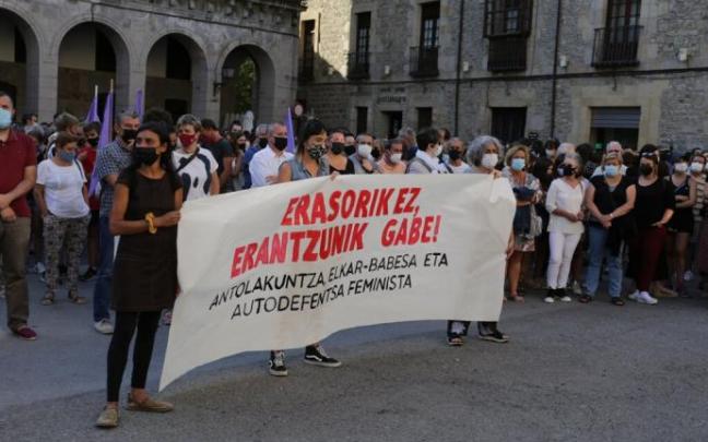 Concentración por la agresión que sufrió una joven del municipio el año pasado en Gijón
