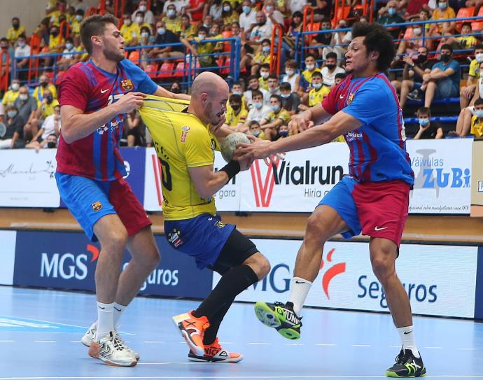 El bidasotarra Adrián Fernández, durante el partido del sábado en Artaleku contra el Barça.