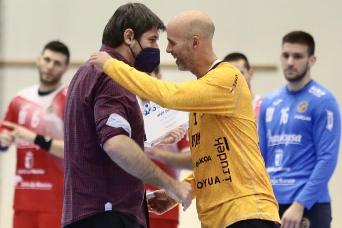 José Manuel Sierra recibe de manos del presidente del Bidasoa, Gurutz Aginagalde, el premio a Mejor Jugador de Asobal en el mes de octubre.